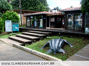 Projeto Tamar, lojinhas e local onde acontece as palestras do Ibama